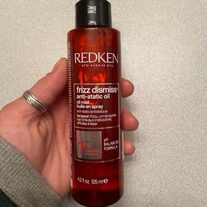 Redken “Frizz Dismiss Anti Static Oil”